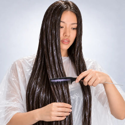 Aplicación del tratamiento de alisado Keratin Go de Yunsey Pasabelu sobre el cabello largo, distribuyendo el producto con un peine para conseguir un alisado uniforme y profesional.