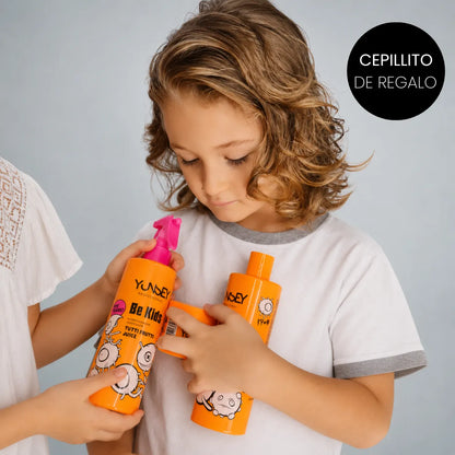 Niño sosteniendo el pack de cuidado capilar Yunsey Be Kids, que incluye un cepillito de regalo, disponible en Pasabelu.