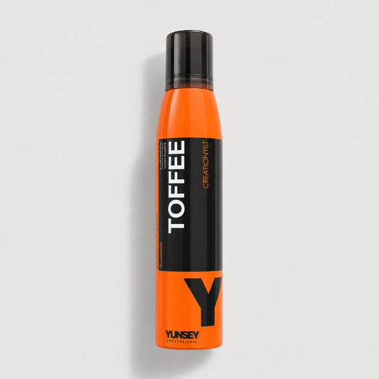 Espuma capilar de fijación ultrafuerte Toffee Creationyst de Yunsey Professional en envase naranja y negro.