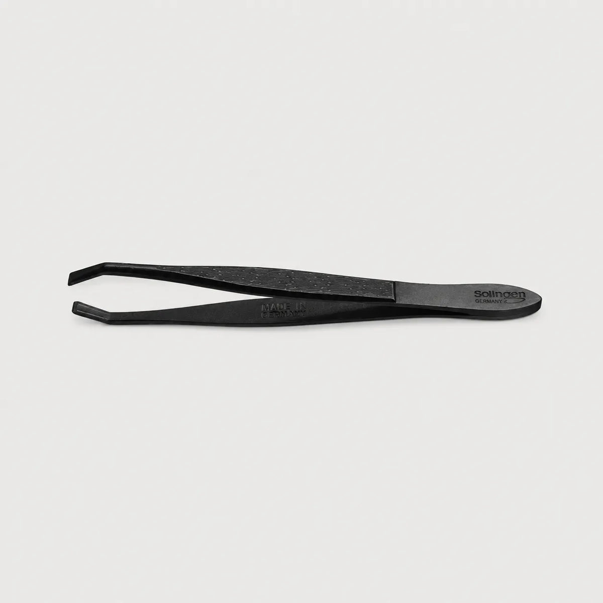 Pinza de depilar negra Solingen con punta oblicua para retirar el vello con precisión.