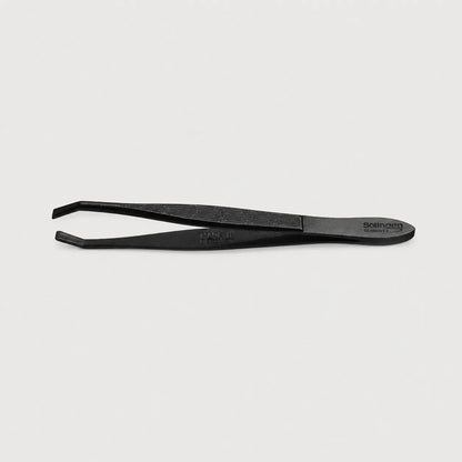 Pinza de depilar negra Solingen con punta oblicua para retirar el vello con precisión.
