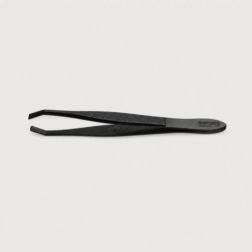 Pinza de depilar negra Solingen con punta oblicua para retirar el vello con precisión.