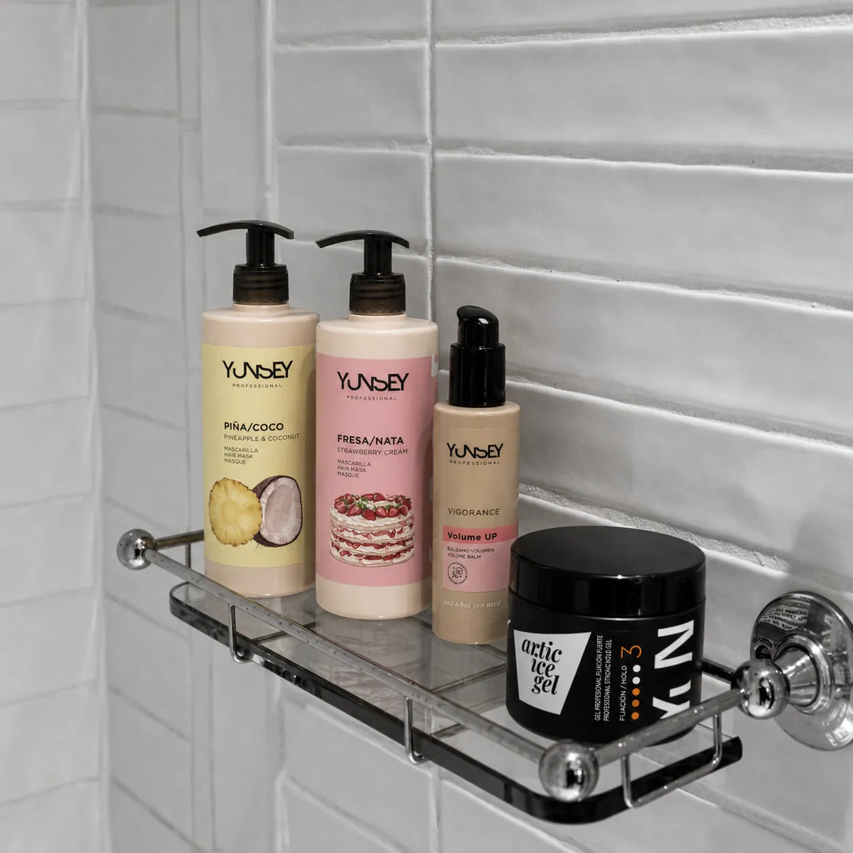 Productos capilares de PASABELU colocados en una estantería de baño
