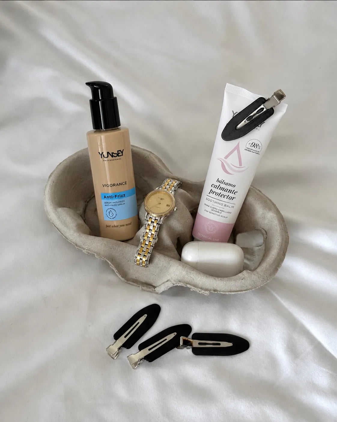 Productos para controlar el encrespamiento y cuidar el cuero cabelludo junto a accesorios para el cabello