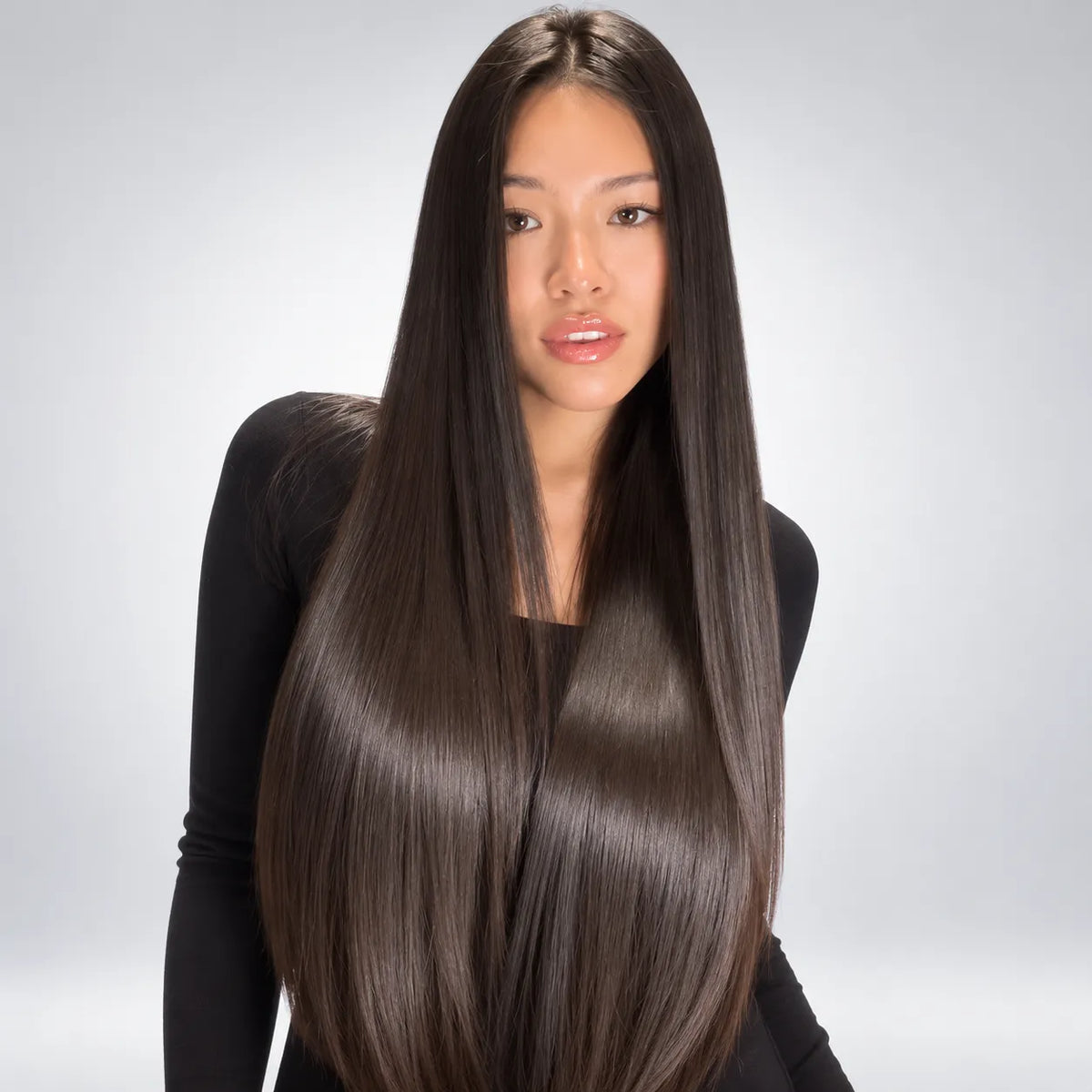 Mujer con cabello largo, liso, sedoso y brillante tras aplicar el tratamiento de alisado Keratin Go de yunsey Pasabelu.