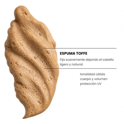 Textura de la Espuma Toffee Yunsey, espuma de fijación suave que aporta tonalidad cálida, cuerpo, volumen y protección UV al cabello.