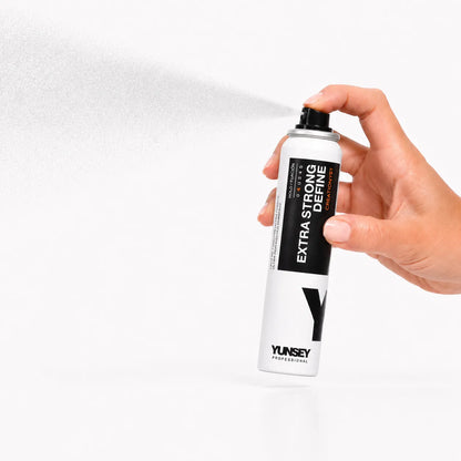 Aplicación de la Laca Extra Strong Yunsey en spray, fijación fuerte para mantener el peinado con un acabado duradero.