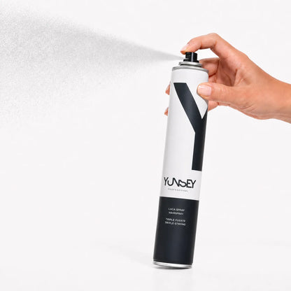 Aplicación de la Laca Triple Strong Yunsey en spray, pulverizada con la mano para aportar una fijación extrafuerte y duradera al peinado.