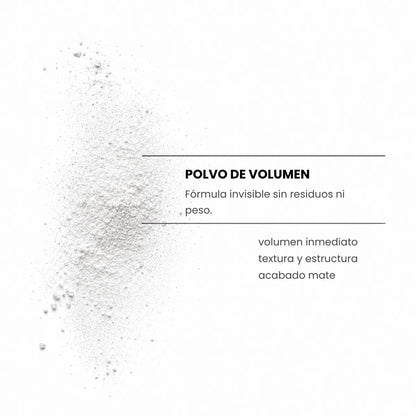 Polvo de volumen capilar de color blanco, presentado sobre fondo blanco. Su fórmula invisible no deja residuos ni aporta peso, y ofrece volumen inmediato, textura y estructura con acabado mate.